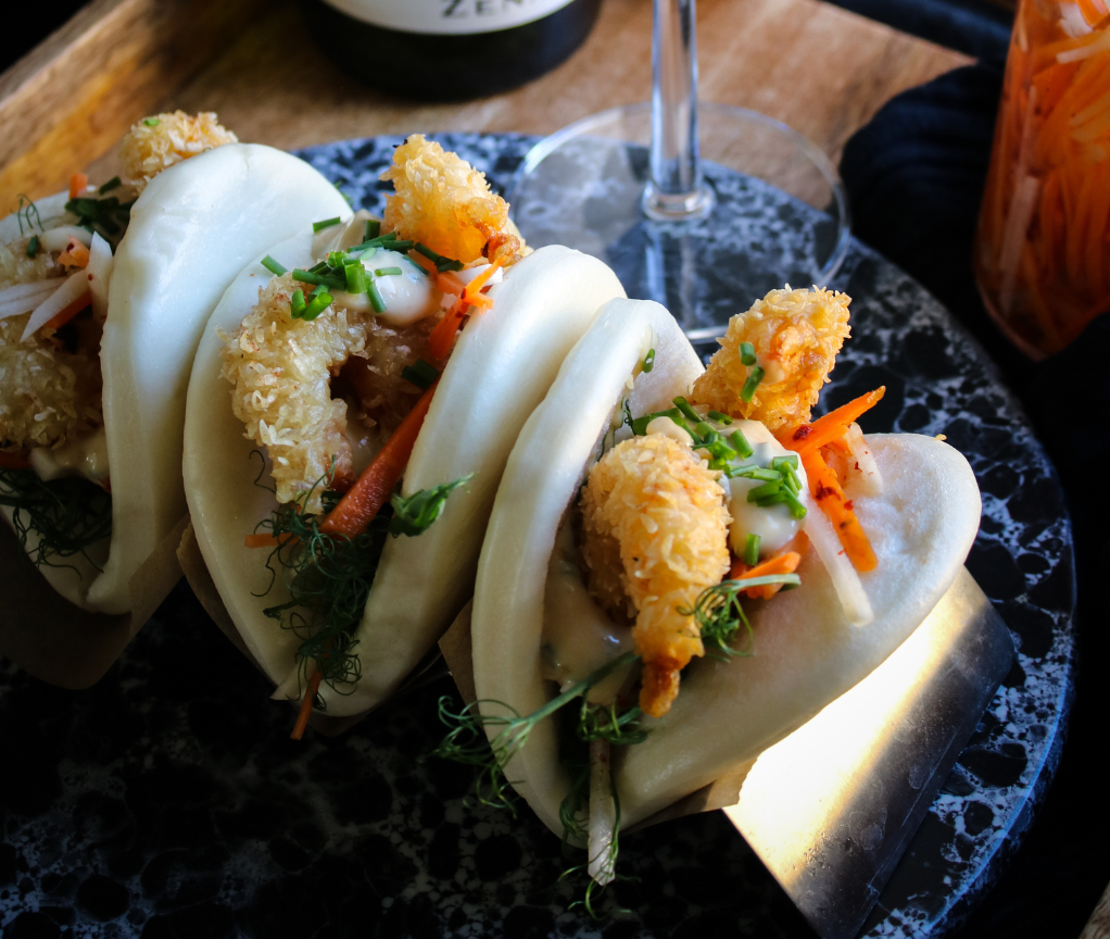 Bao buns med friterad räka, sallad på picklad morot och rättika samt ...