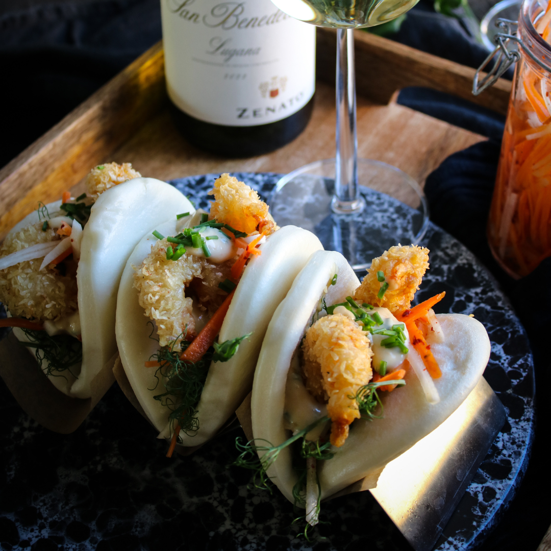 Bao buns med friterad räka, sallad på picklad morot och rättika samt ...