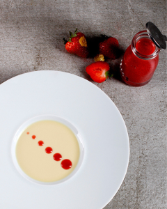 Pannacotta med vit choklad, tonkaböna och jordgubbssås