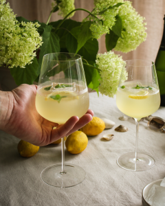 Limoncello Spritz serverad i vinglas med is, citron och mousserande vin.